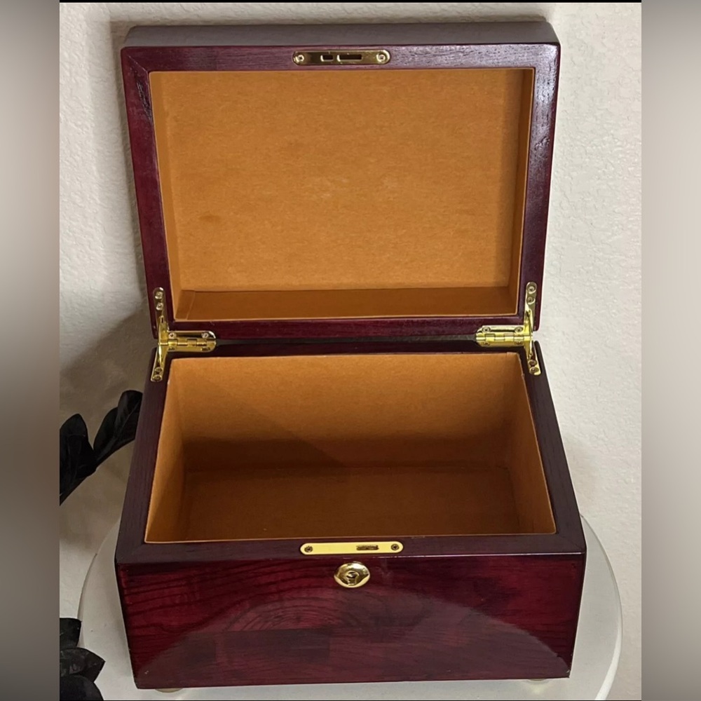 Memorial Chest Urn/Keepsake Box Rosewood Wood Fully Lined No Key jewelry chest
